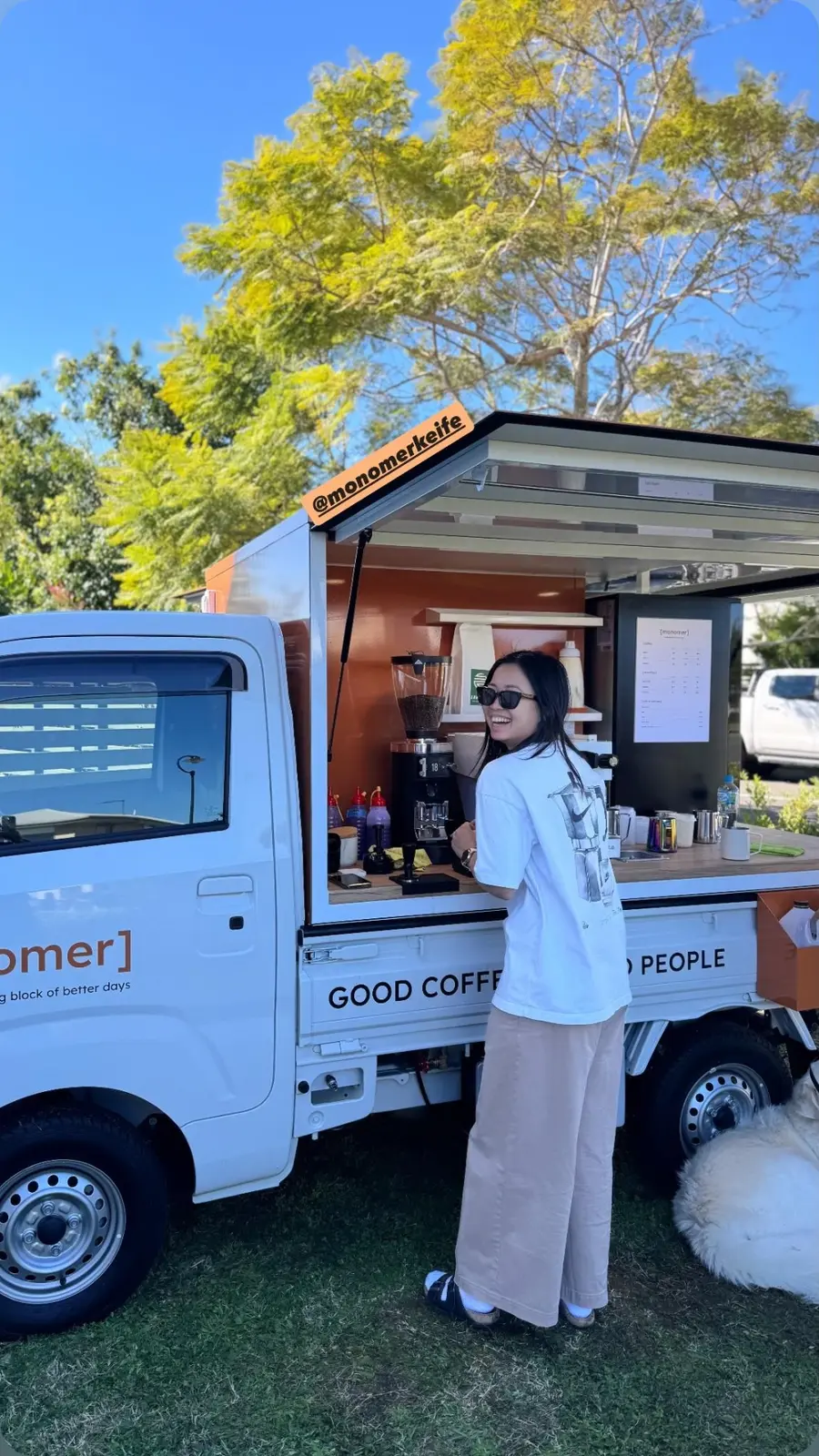 barista prepping drinks at the [monomer] counter